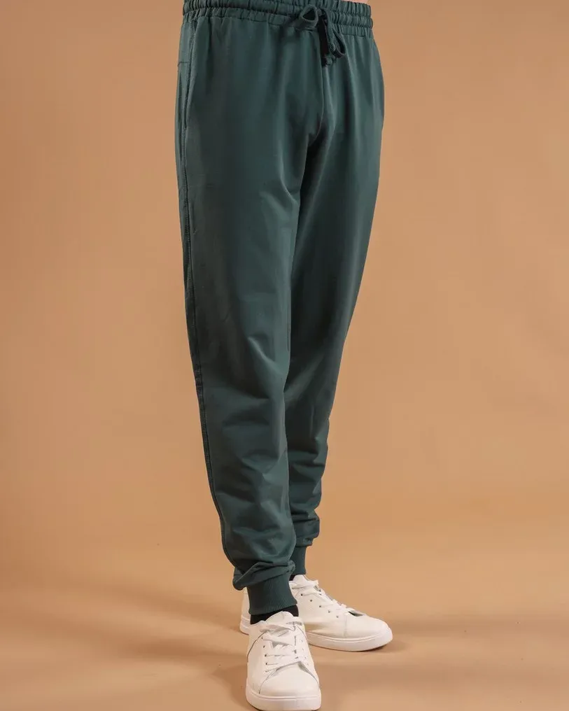 Pantaloni bărbați verzi din bumbac natural, vedere frontală, mărimi M–3XL – Bumbăcel Moldova