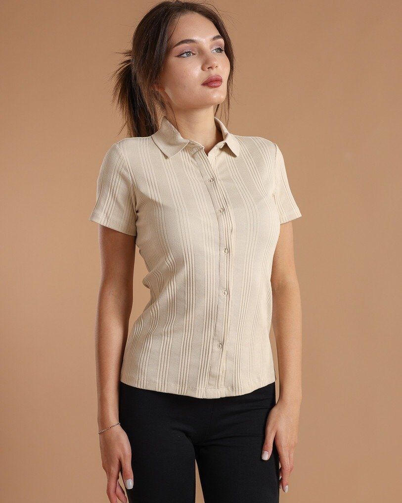 Tricou polo damă bej cu nasturi din bumbac cu elastan, XXS–XXL – Bumbăcel Moldova (vedere frontală)