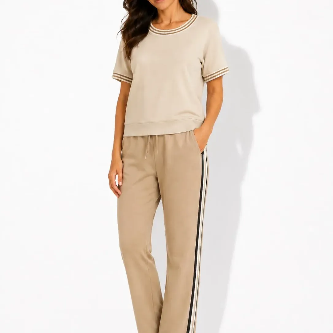 Set damă bej din bumbac – tricou mânecă scurtă și pantaloni lungi cu dungi, S–XXL – Bumbăcel Moldova
