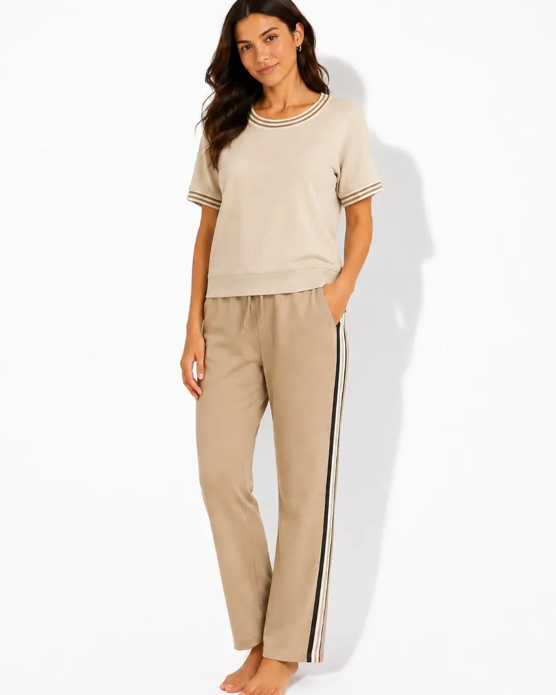 Set damă bej din bumbac – tricou mânecă scurtă și pantaloni lungi cu dungi, S–XXL – Bumbăcel Moldova