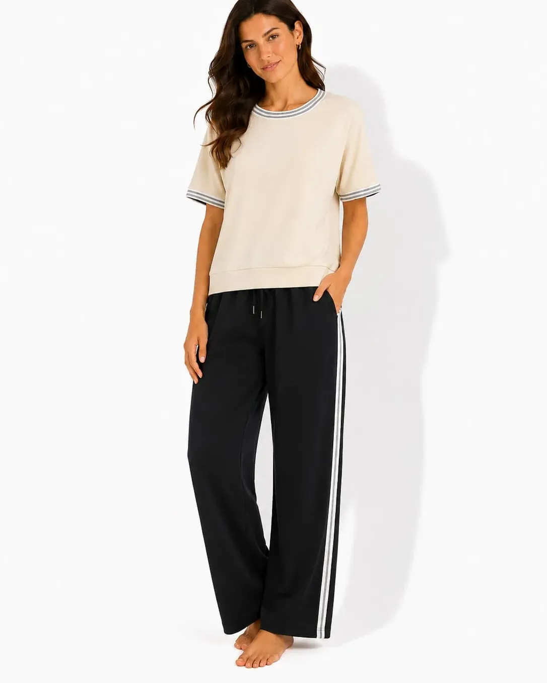 Set damă bej cu dungi argintii din bumbac – tricou mânecă scurtă și pantaloni lungi, S–XXL – Bumbăcel Moldova