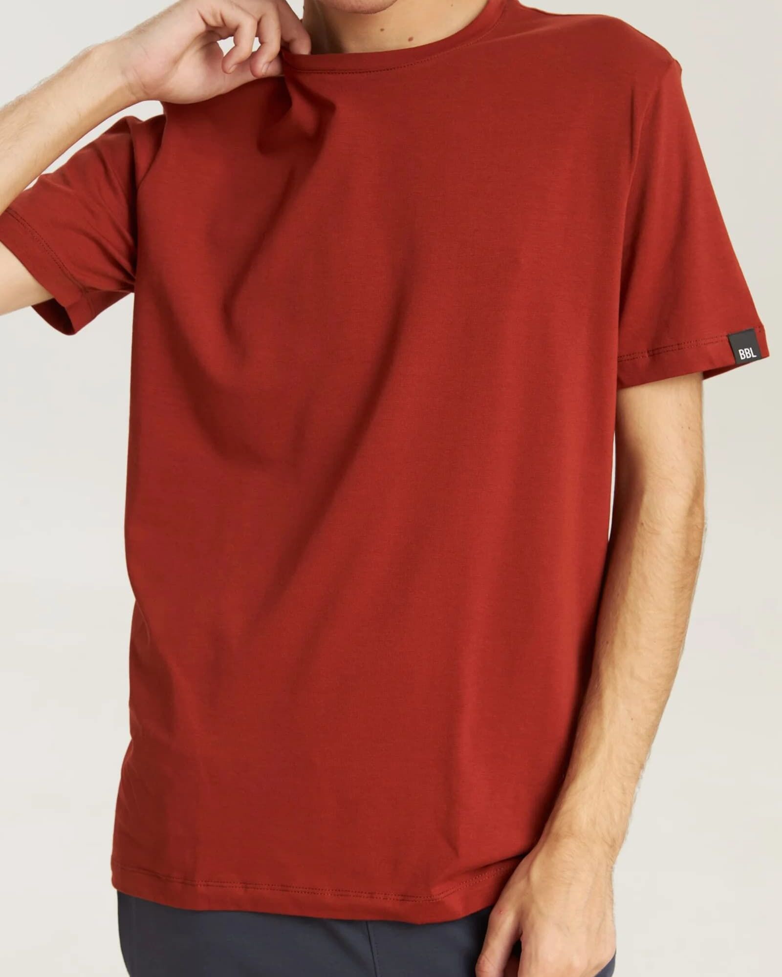 Bărbat purtând tricou din bumbac 100% natural, croială regular fit